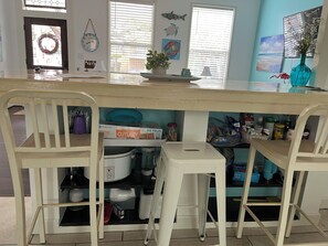 Interior - Charming adorable  3-bedroom bungalow with WiFi and AC in brilliant Galveston (Galveston)