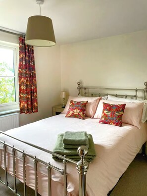 4 bedrooms, iron/ironing board, free WiFi, bed sheets - Newly renovated cottage & great location! Space for 10 (Brecon)