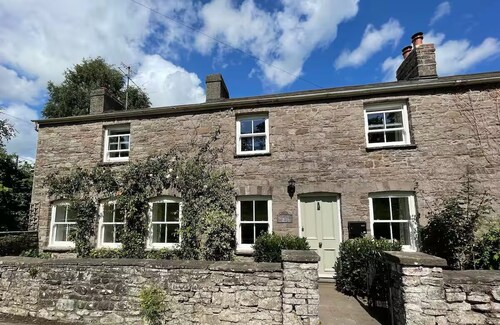 Newly renovated cottage & great location! Space for 10