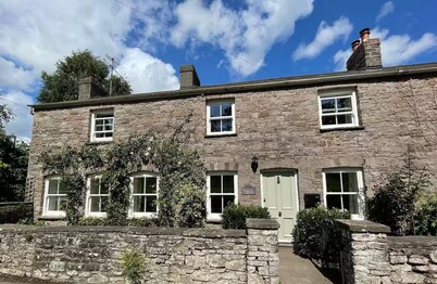 Newly renovated cottage & great location! Space for 10