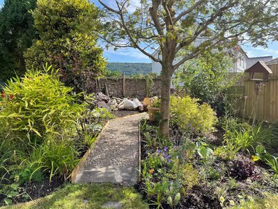 Newly renovated cottage & great location! Space for 10