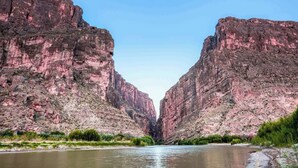 Un cañón con un río que lo atraviesa.