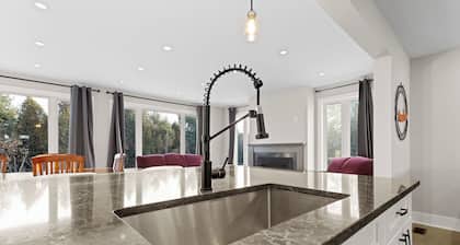 Sunset House-Amazing Great Room! EV Charger! Hot tub!