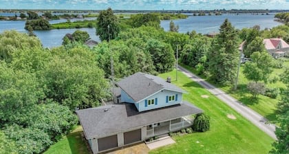Sunset House-Amazing Great Room! EV Charger! Hot tub!