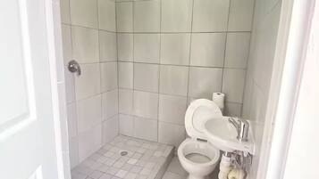 Kostenlose Toilettenartikel, Haartrockner, Handtücher, Seife