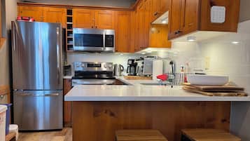 Jääkaappi, mikroaaltouuni, uuni, liesi