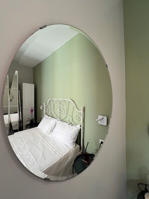 1 habitación, tabla de planchar con plancha, cuna de viaje y wifi 