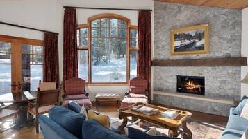 House | Living area | Flat-screen TV