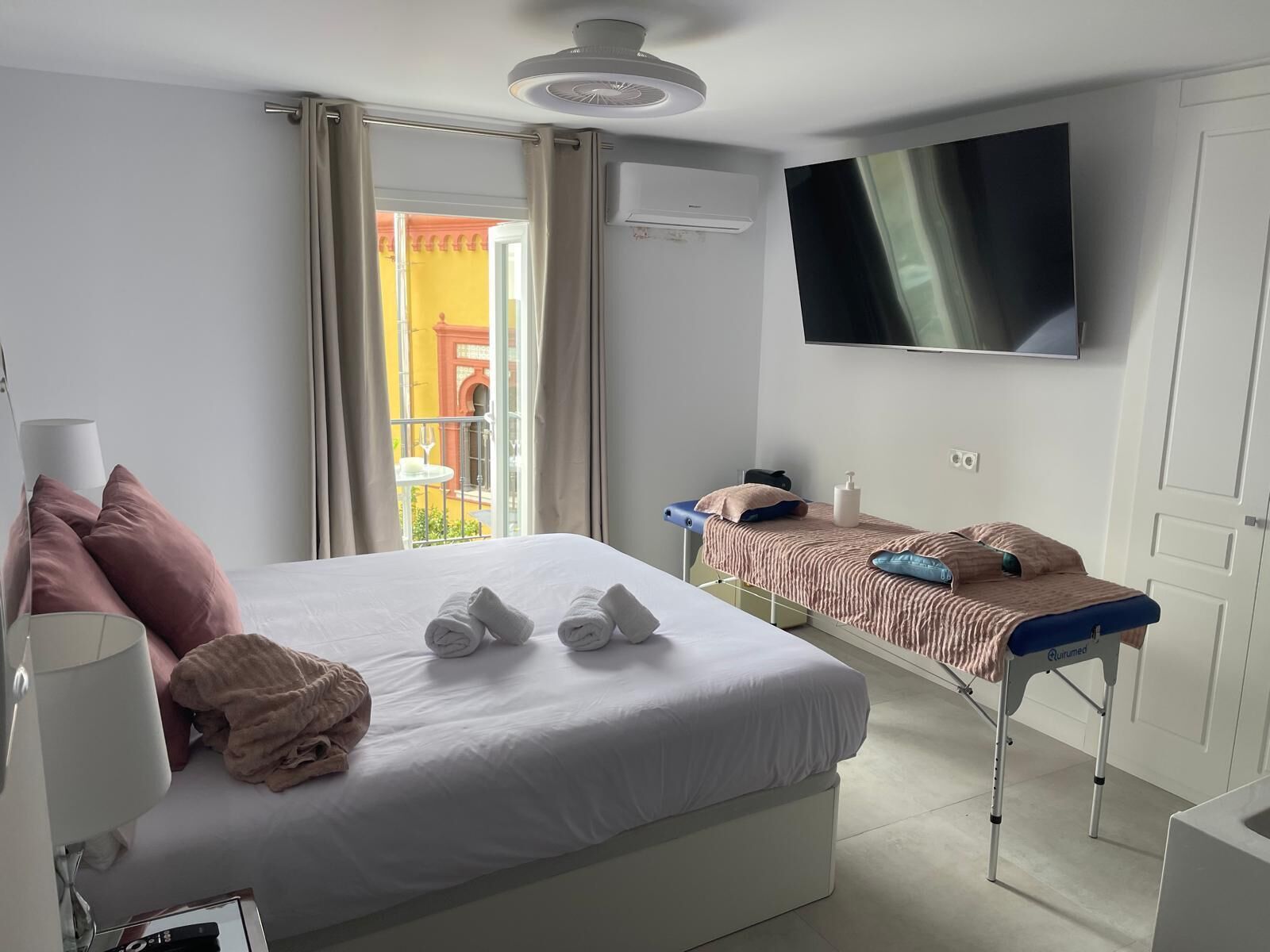 1 habitación, tabla de planchar con plancha, wifi gratis y ropa de cama 