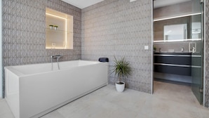 Dusche, Whirlpool, Haartrockner, Handtücher