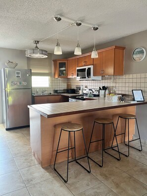 Een koelkast, een magnetron, een oven, een kookplaat