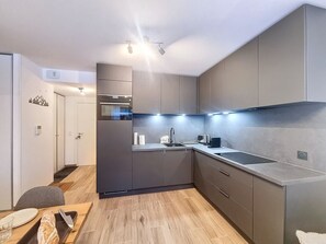 Fridge, microwave, dishwasher, coffee/tea maker