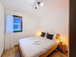 2 bedrooms, bed sheets