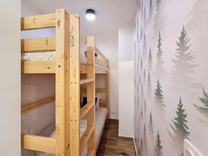 2 bedrooms, bed sheets