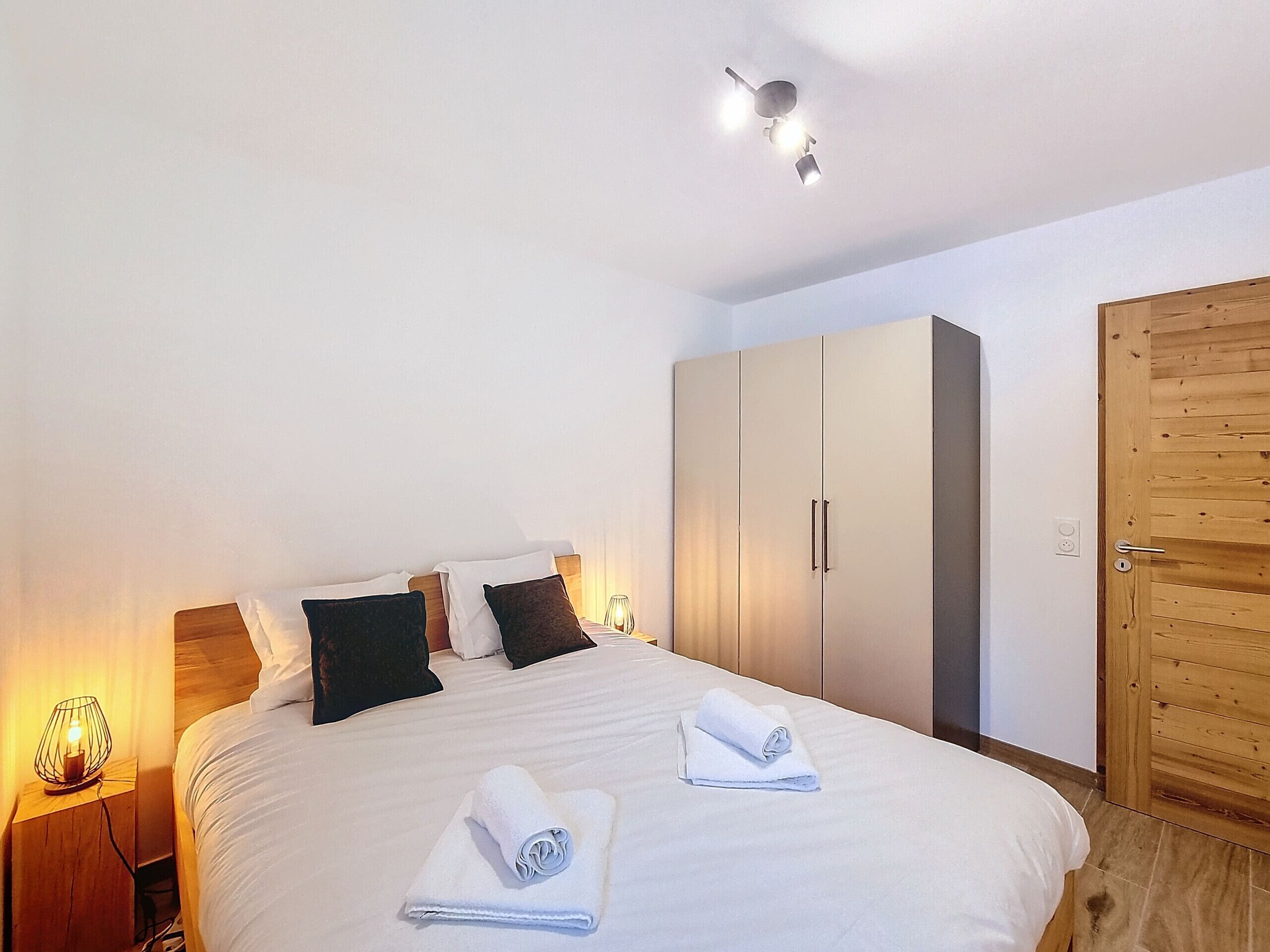 2 bedrooms, bed sheets