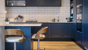 Microwave, oven, stovetop, dishwasher - Wight Stone Luxury Townhouse - Breathtaking Views  (Sandown)