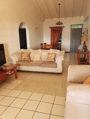 Living area - 3-bedroom house in beautiful Lance aux Epines - WiFi, AC- across from the beach! (Lance aux Epines)