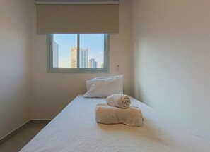 2 makuuhuonetta, työpöytä, Wi-Fi, vuodevaatteet