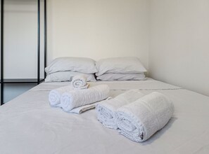 2 bedrooms, desk, WiFi, bed sheets