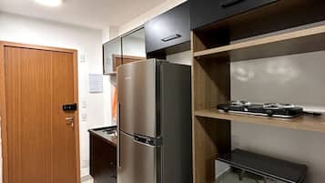 Kühlschrank, Mikrowelle, Herdplatte, Kochgeschirr/Geschirr/Besteck