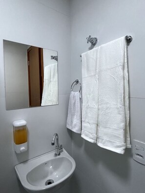 Serviettes fournies, shampoing