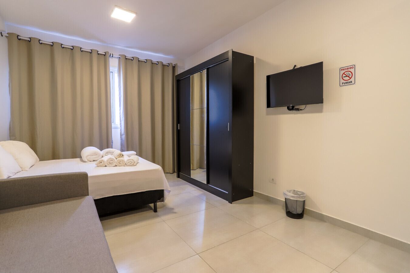 1 多间卧室、办公桌、WiFi