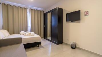 1 bedroom, desk, WiFi