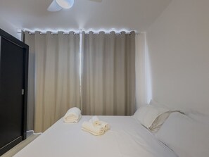 1 bedroom, desk, WiFi