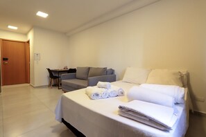 1 bedroom, desk