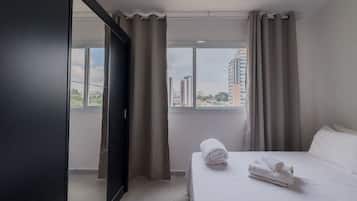 1 bedroom, desk, WiFi