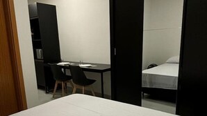 Makuuhuoneessa on sänky, työpöytä ja tuoli. Lisäksi siellä on vaatekaappi ja peili.