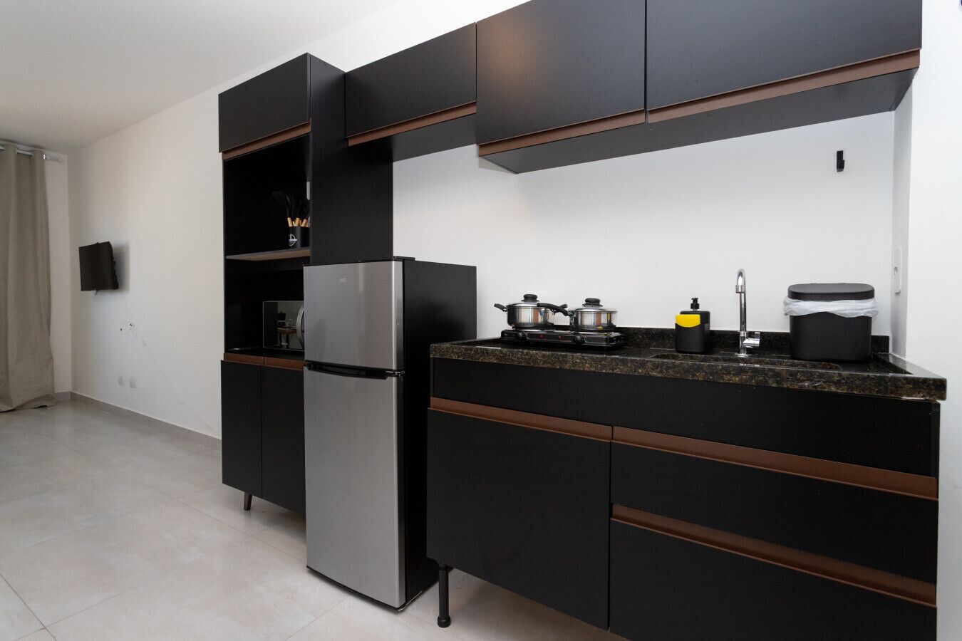 Kühlschrank, Mikrowelle, Herdplatte, Wasserkocher mit Kaffee-/Teezubehör