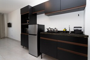 Refrigerador, microondas, placa de cocina, cafetera/tetera