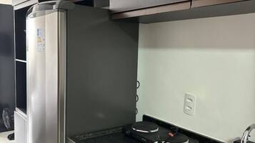 Geladeira, micro-ondas, cooktop, cafeteira/chaleira
