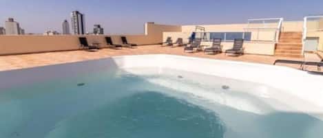 حمام سباحة