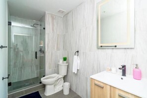 Hair dryer, towels, soap, shampoo - King Bed 2B/2Ba Oasis minutes to Brickell 6 guests (Miami)