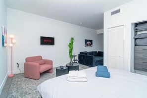 1 habitación, tabla de planchar con plancha y cuna de viaje 