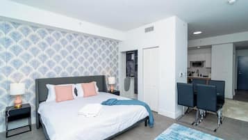 1 slaapkamer, een strijkplank/strijkijzer, wifi, beddengoed
