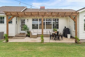 Outdoor dining - Kindred Cottage - Charming 3 bedroom house 20min from downtown (Waco)