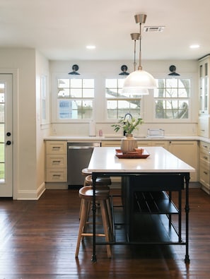 Dining - Kindred Cottage - Charming 3 bedroom house 20min from downtown (Waco)