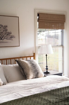 3 bedrooms, iron/ironing board, travel cot, free WiFi - Kindred Cottage - Charming 3 bedroom house 20min from downtown (Waco)