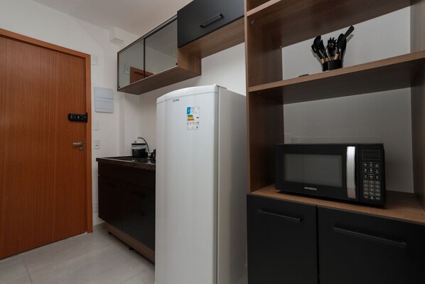 Fridge, microwave, stovetop, cookware/dishes/utensils