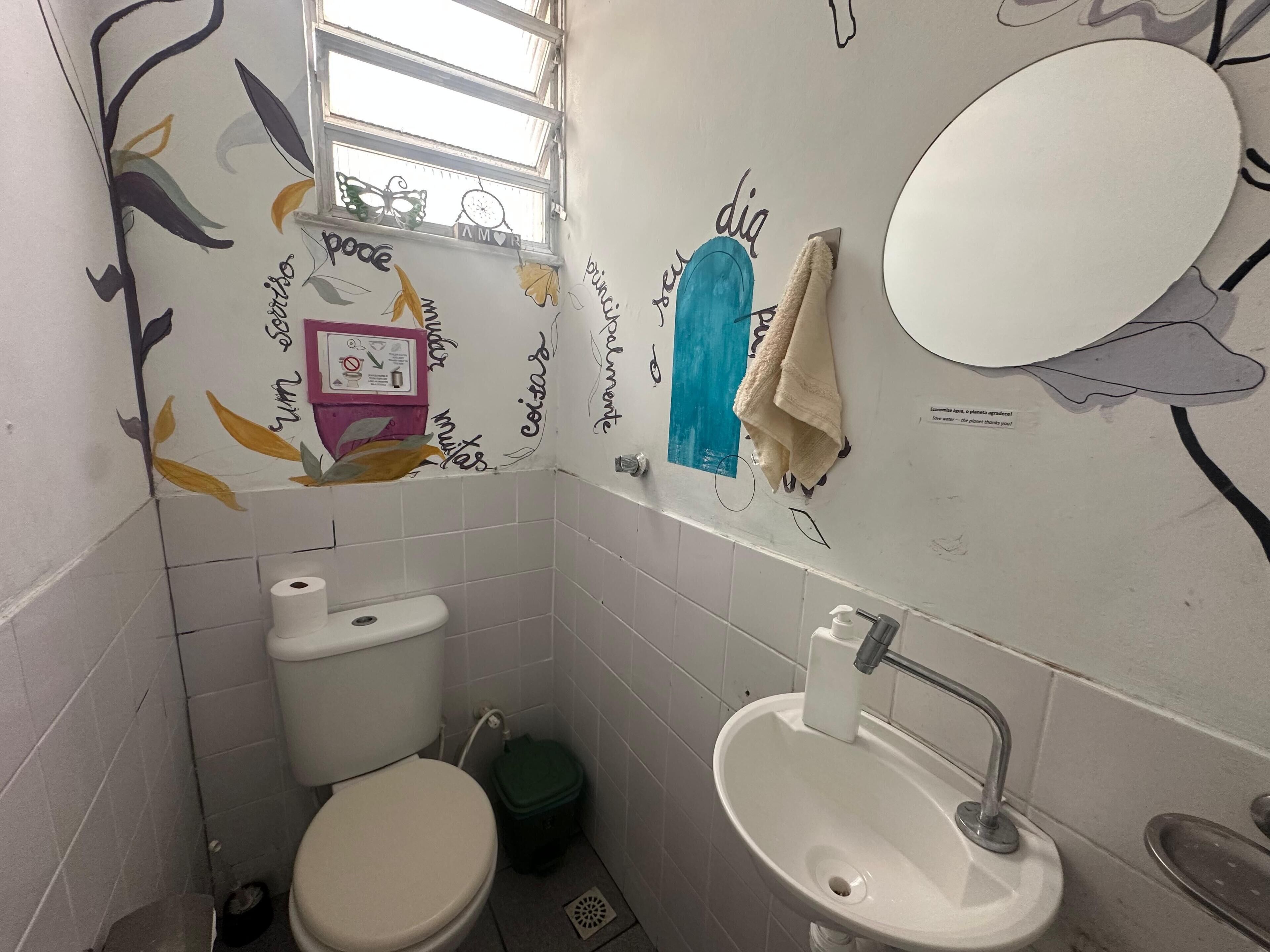 Un baño pequeño con inodoro, lavamanos y ventana.