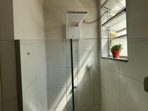 Shower dan pengering rambut