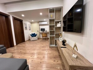 TV connectée, espaces bureaux, écrans d'ordinateur