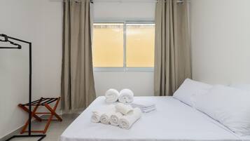 1 quarto, escrivaninha, roupa de cama