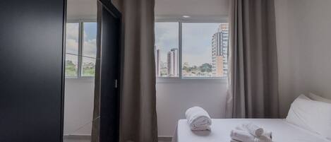 1 makuuhuone, työpöytä, vuodevaatteet