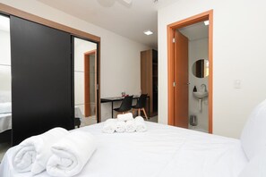 1 soverom, skrivebord og sengetøy