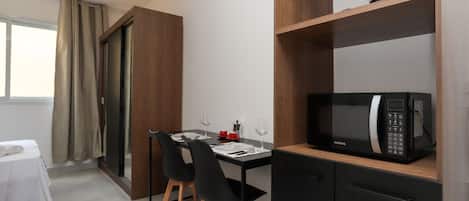 1 habitación, escritorio y ropa de cama