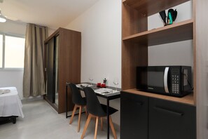 1 bedroom, desk, bed sheets